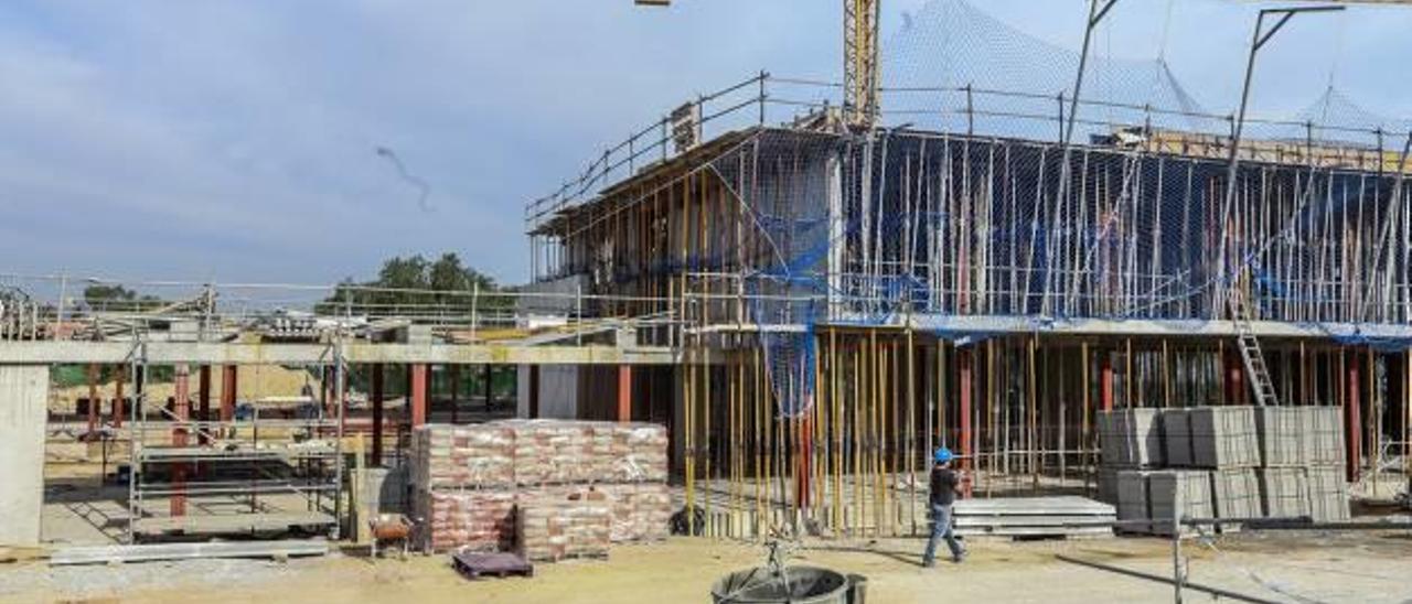 Imagen de las obras del edificio principal del nuevo colegio Poeta Miguel Hernández de Rojales.