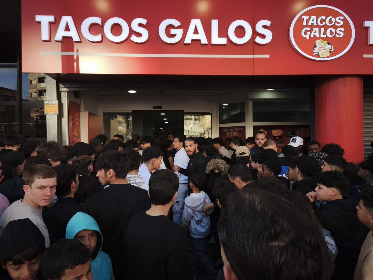 Clients a les portes del local de 'Tacos Galos' de Manresa, inaugurat avui
