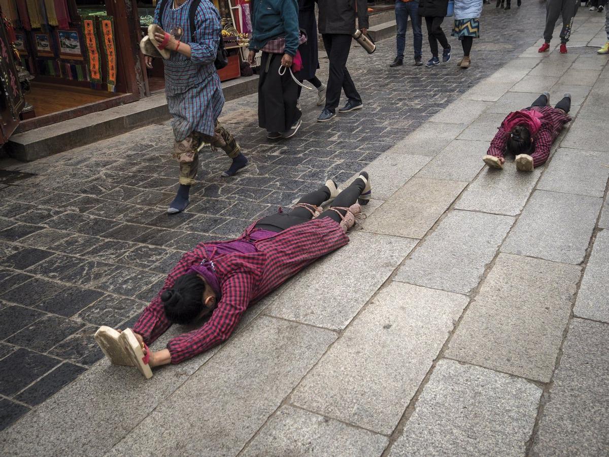 Peregrinos que se arrastran camino del Jokhang