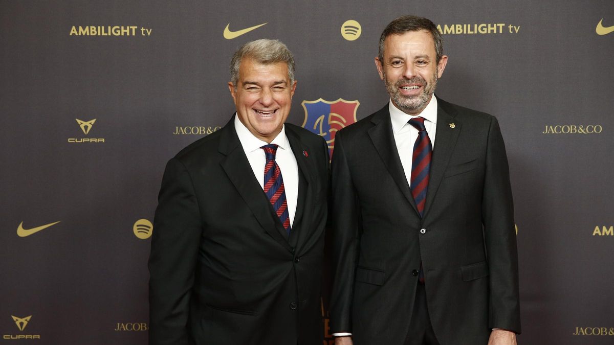 Joan Laporta, presidente del Barça, y Sandro Rosell, expresidente azulgrana, antes del inicio de la gala del 125 aniversario del nacimiento del club.