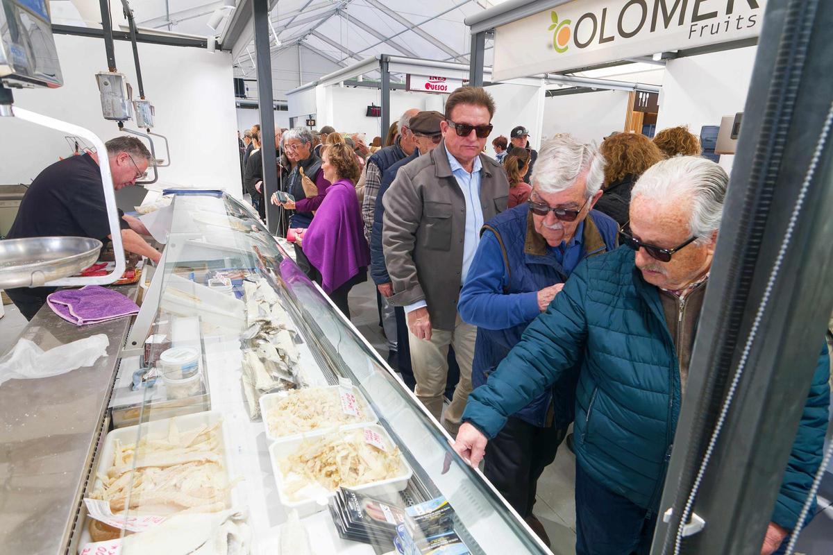 El mercado provisional, luminoso y con 42 paradas, aprueba 'con nota'
