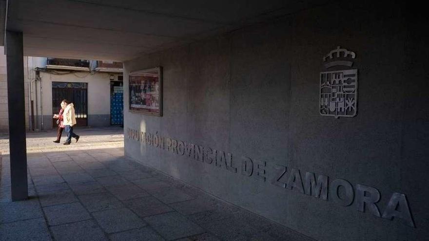 Nuevas letras identificativas de la Diputación como titular del Ramos Carrión.