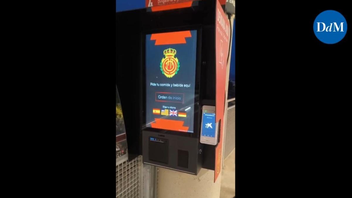 El Mallorca instala pantallas para pedir comida dentro de Son Moix