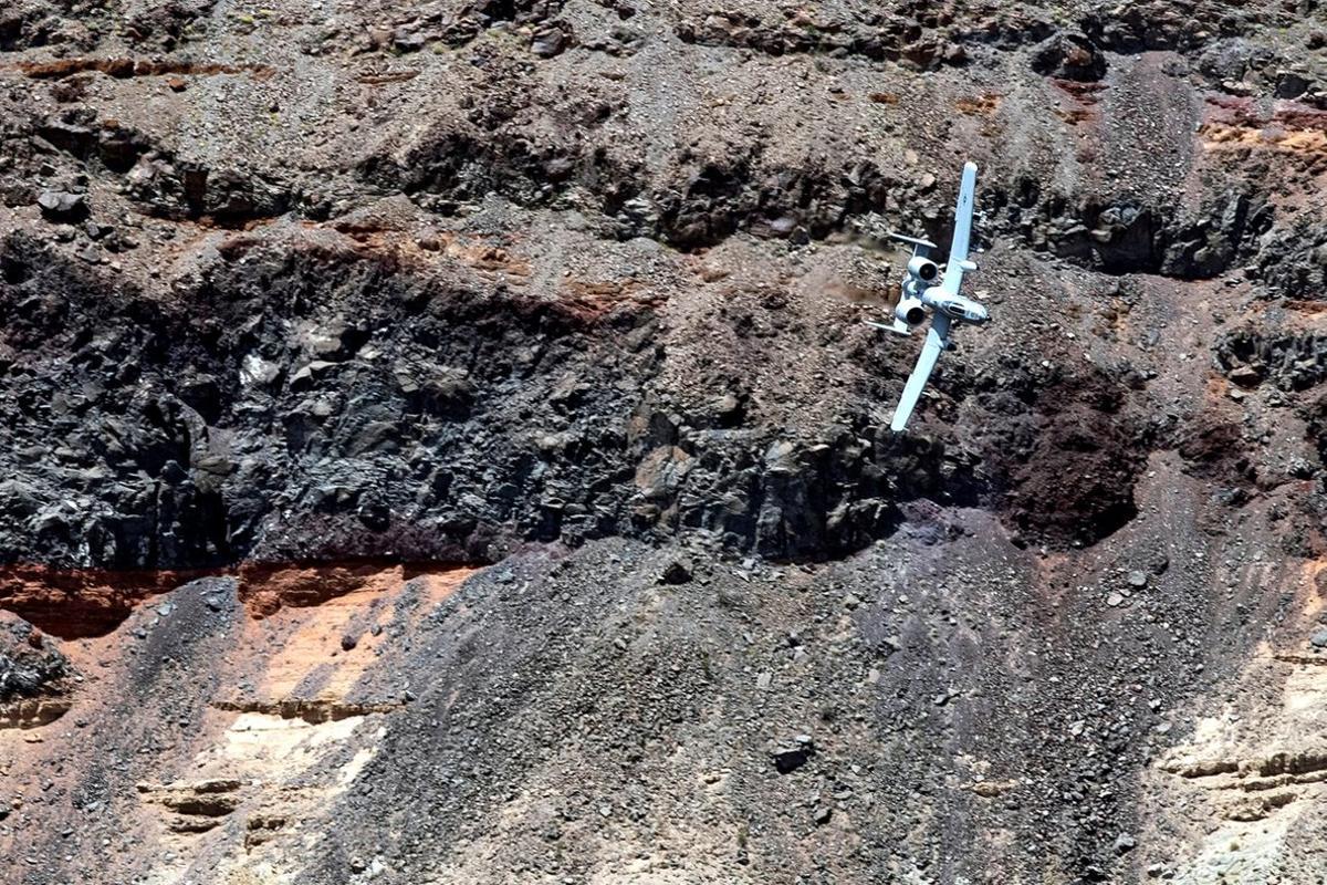 Inyo County  United States   03 06 2019 - A US A-10 Thunderbolt II attack jet flies through the  Star Wars Canyon  near Death Valley  California  USA  03 June 2019  Issued 31 July 2019   According to media reports on 31 July 2019  a US Navy F A-18E Super Hornet crashed at this location injuring a few tourists  The pilot condition is not yet known   Atentado  Estados Unidos  EFE EPA ETIENNE LAURENT