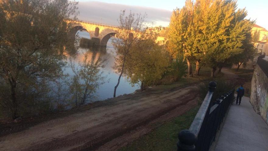 Paseo del río junto al puente de Piedra, esta mañana.