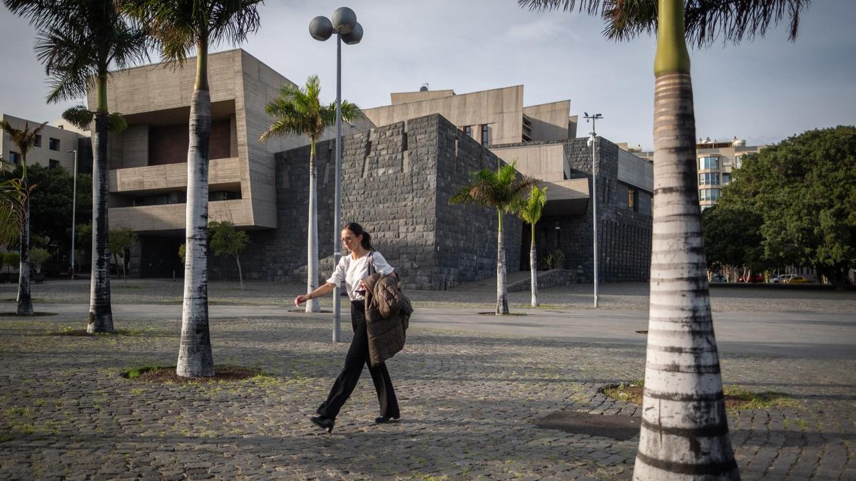 Plaza de San Carlos, situada en la parte trasera de la sede Presidencia de Gobierno.