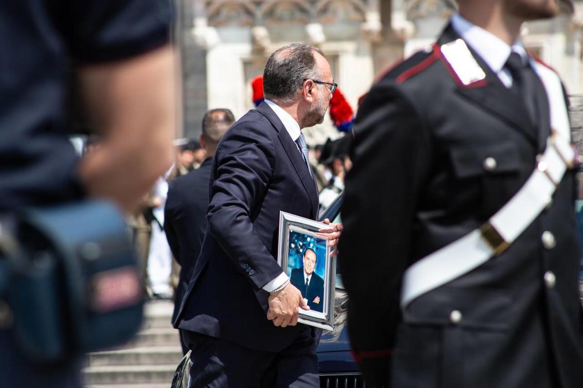 Milan (Italy), 14/06/2023.- A pallbearer carries the photo of Italy’s former prime minister and media mogul Silvio Berlusconi during his state funeral at the Milan Cathedral (Duomo), in Milan, Italy, 14 June 2023. Silvio Berlusconi died at the age of 86 on 12 June 2023 at Milan’s San Raffaele hospital. The Italian media tycoon and Forza Italia (FI) party founder, dubbed as ’Il Cavaliere’ (The Knight), served as prime minister of Italy in four governments. The Italian government has declared 14 June 2023 a national day of mourning. (Italia) EFE/EPA/DAVIDE CANELLA