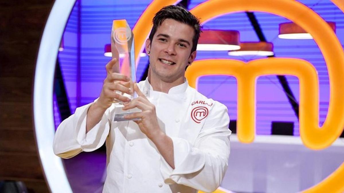 Carlos, con el premio de ganador de 'Masterchef'