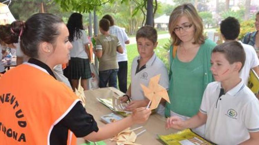 Una voluntaria entrega un molinillo a uno de los escolares que han participado en las jornadas.