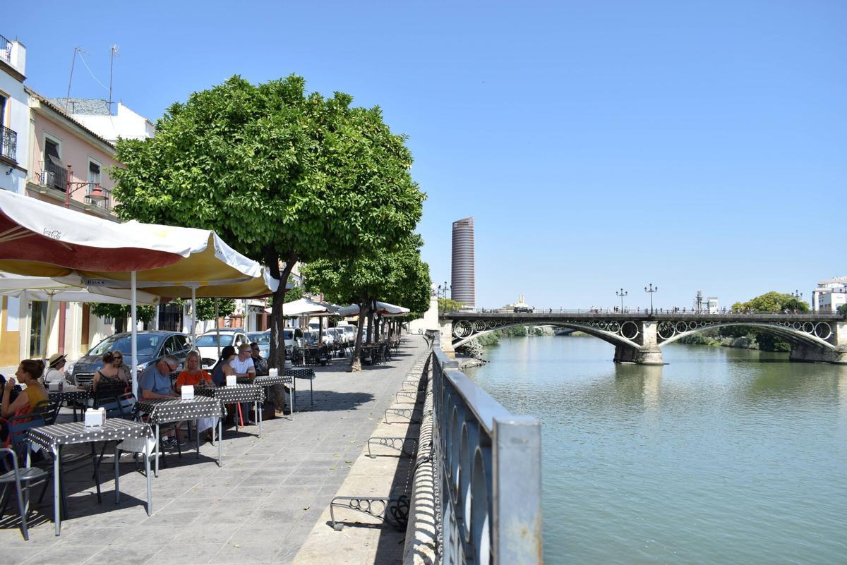 Calle Betis, en el barrio de Triana junto al río Guadalquivir a su paso por Sevilla
