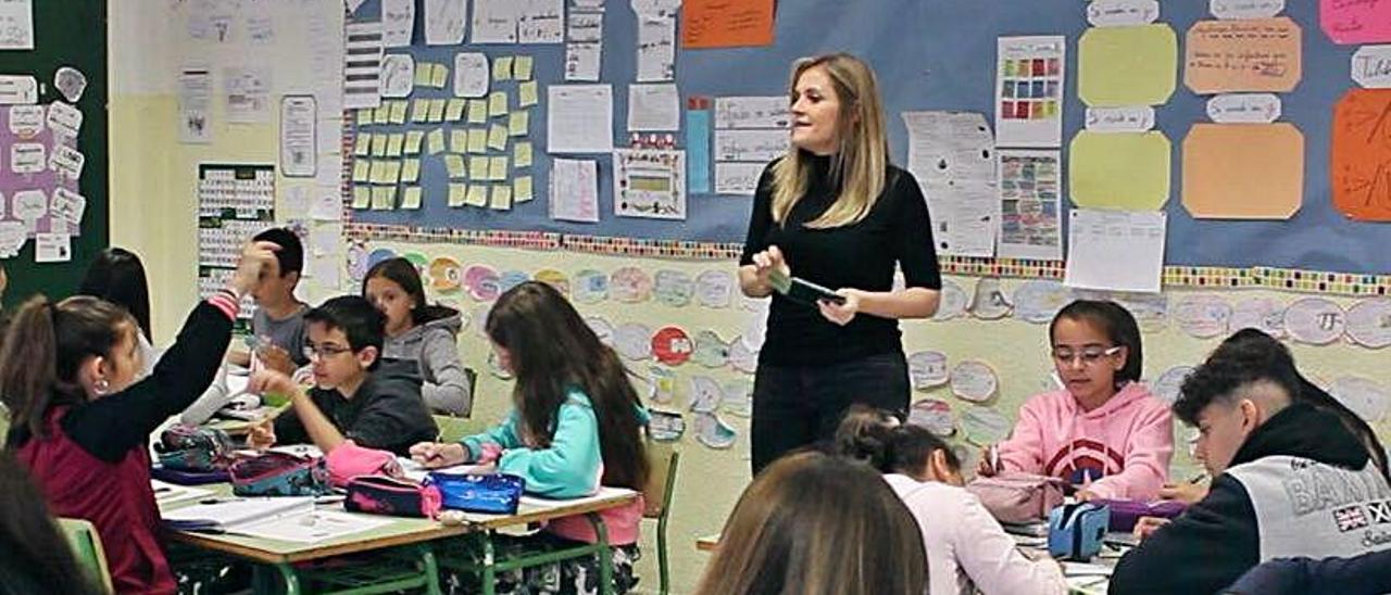 La maestra de Primaria Yurena Ramos Castellano dando clase a sus antiguos alumnos, en el centro madrileño CEIP Juan Zaragüeta, .