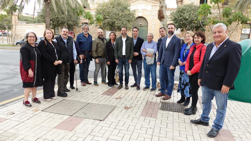 El portavoz municipal socialista, Daniel Pérez, en rueda de prensa junto a ediles del PSOE