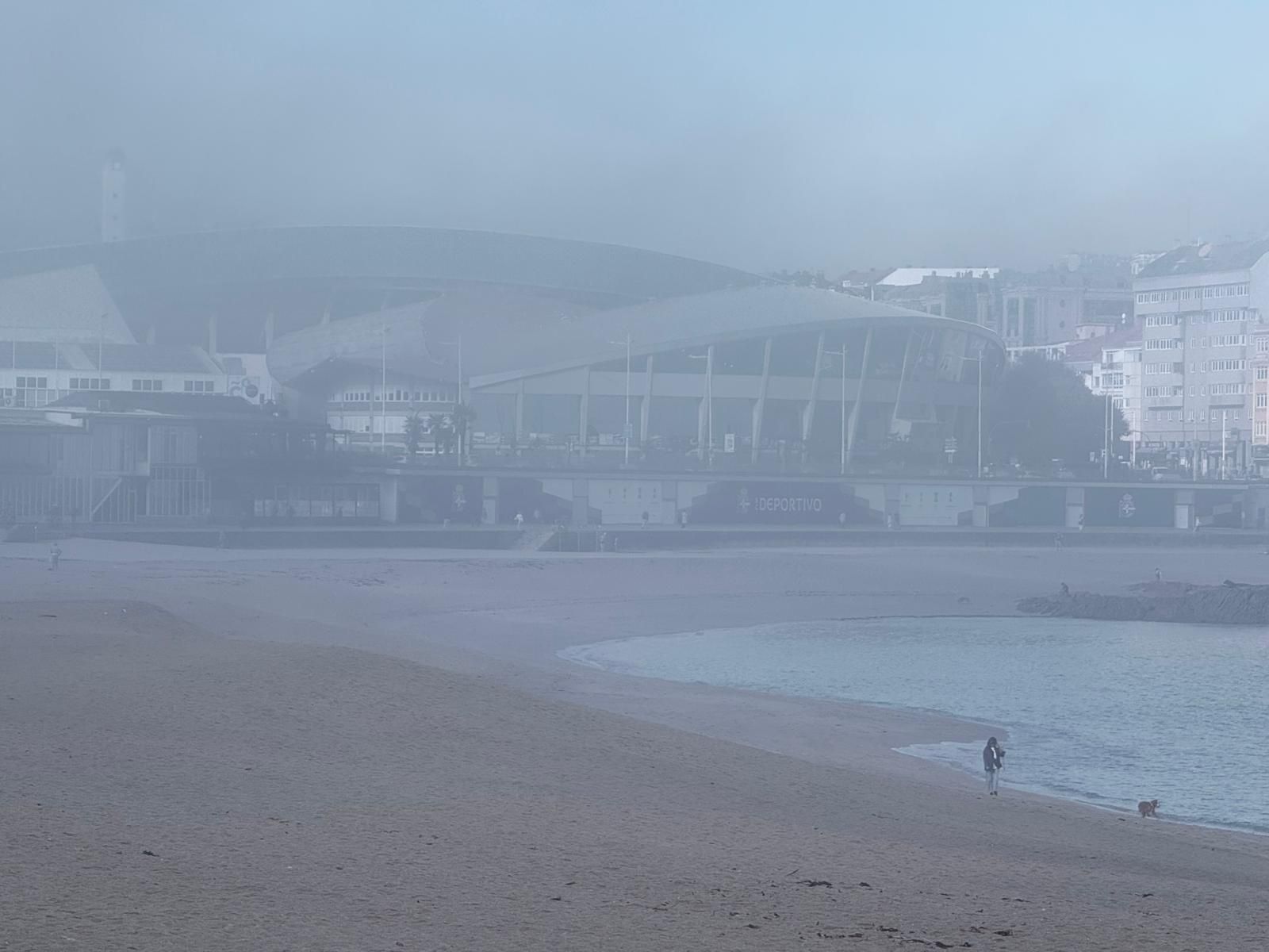 A Coruña amanece cubierta por un manto de niebla