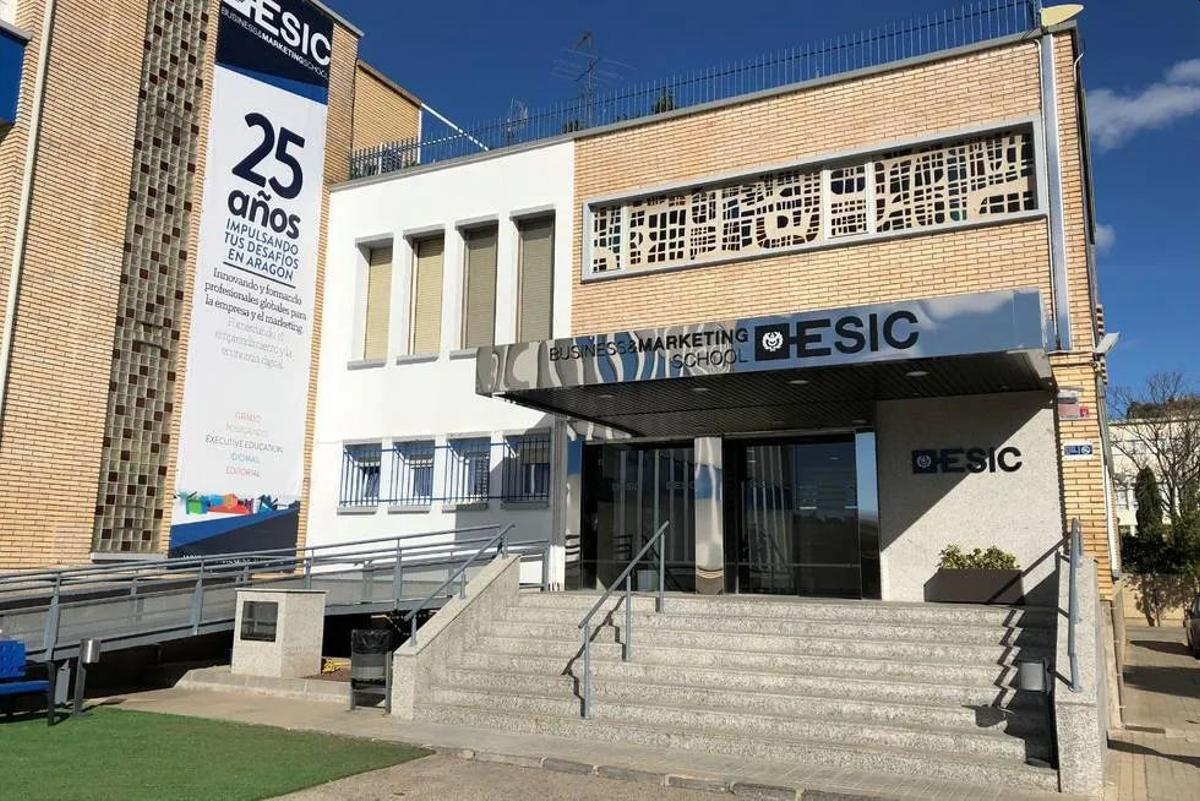 Acceso a las instalaciones de ESIC Aragón, en una imagen de archivo.