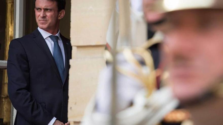 Valls, ayer, esperando antes de una reunión con su homólogo rumano, Dacian Ciolos.