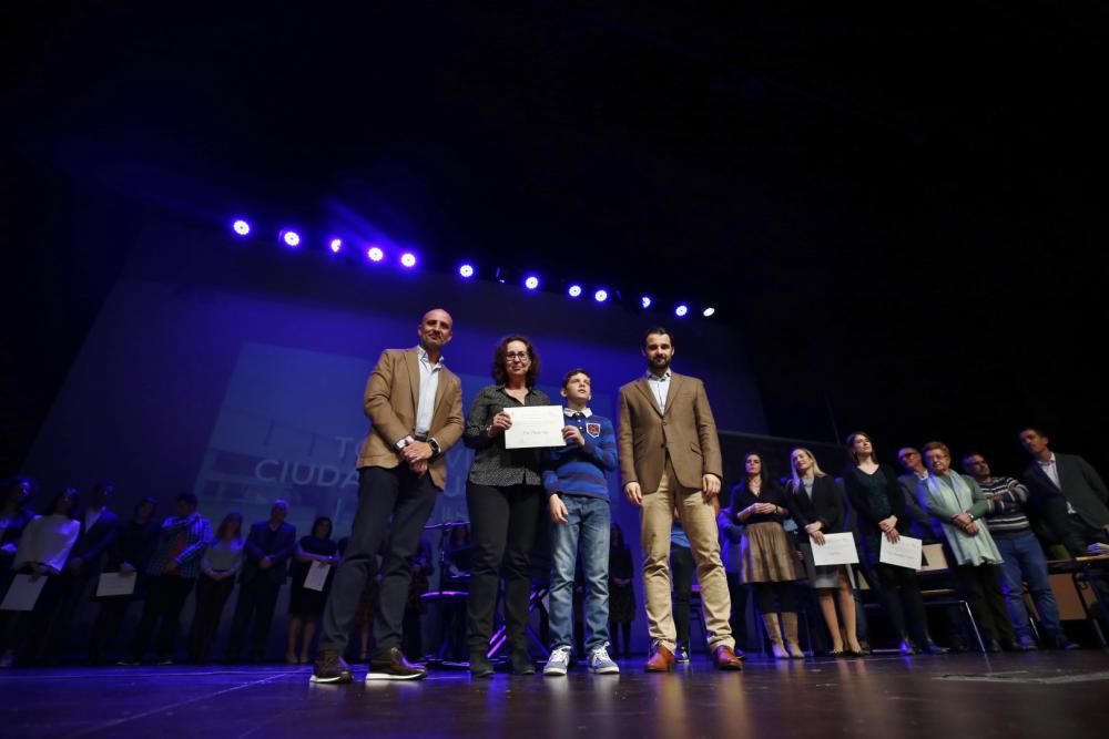 El Teatro Municipal acogió un emotivo Homenaje a los maestros y maestras jubilados de Torrevieja