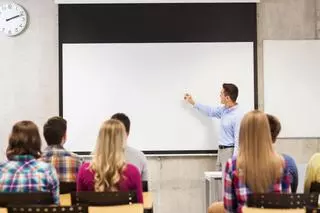Más profesores interinos en Asturias para cubrir necesidades como la reducción de horas lectivas: habrá 440 más, pero los sindicatos temen que "sea insuficiente"