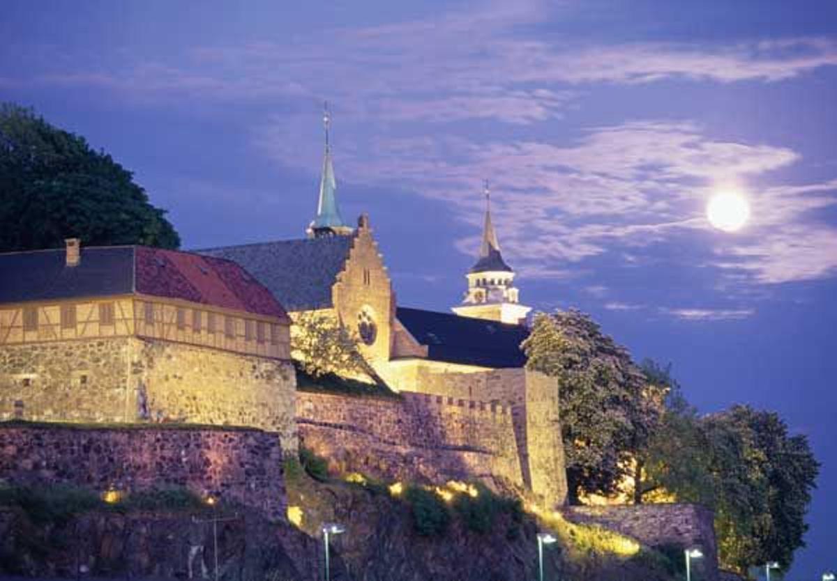 Vista de la Fortaleza de Akershus de noche