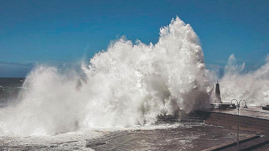 Fuerte oleaje en las piscinas de Bajamar.