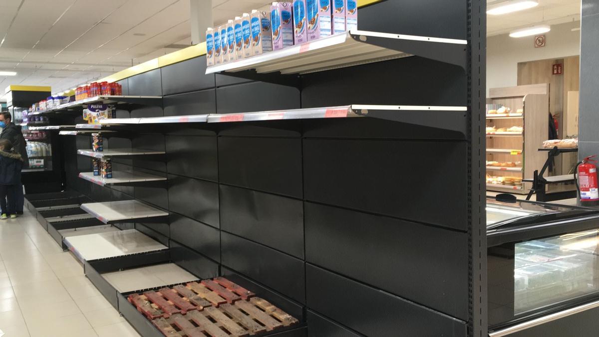 Vista del lineal de lácteos vacío del Mercadona de Conde de Casal.