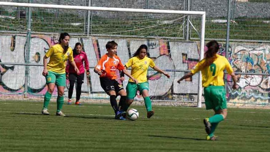 La defensa zamorana trata de robar un balón a la delantera del Orzán.