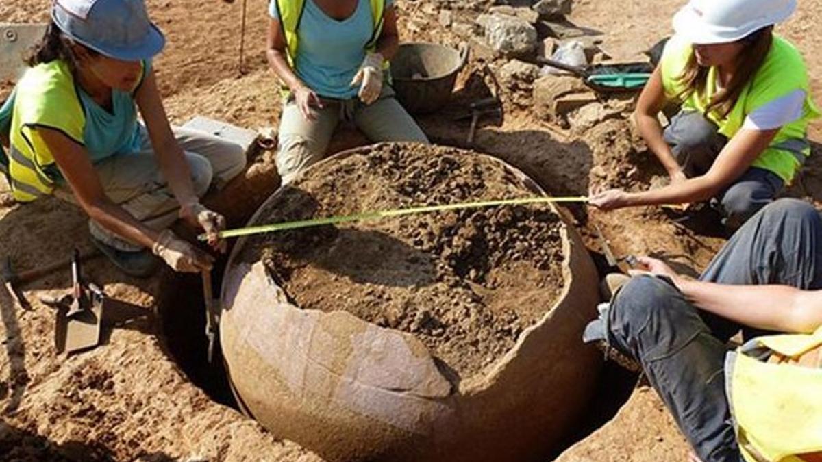 Una tinaja de cerámica encontrada en el yacimiento de la Sagrera.