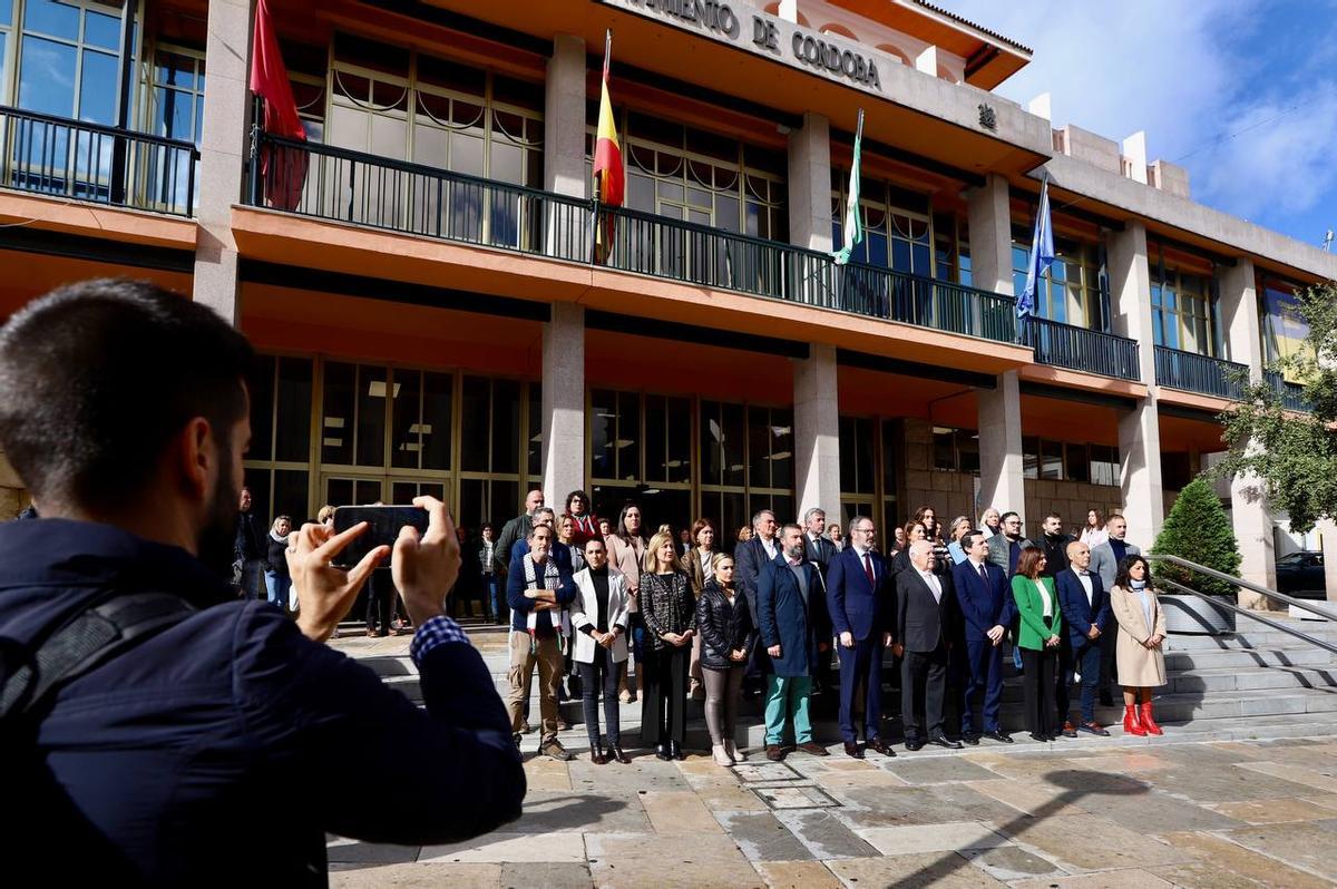 Córdoba guarda un minuto de silencio por los dos guardias civiles muertos en Barbate.