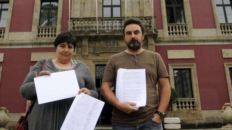 Los carrilexos que ayer acudieron al Concello de Vilagarcía a presentar las firmas por registro.