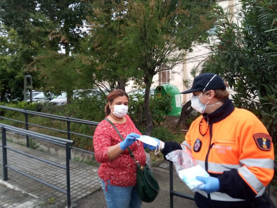 Reparto de mascarillas en la calle y en establecimientos de Godella.