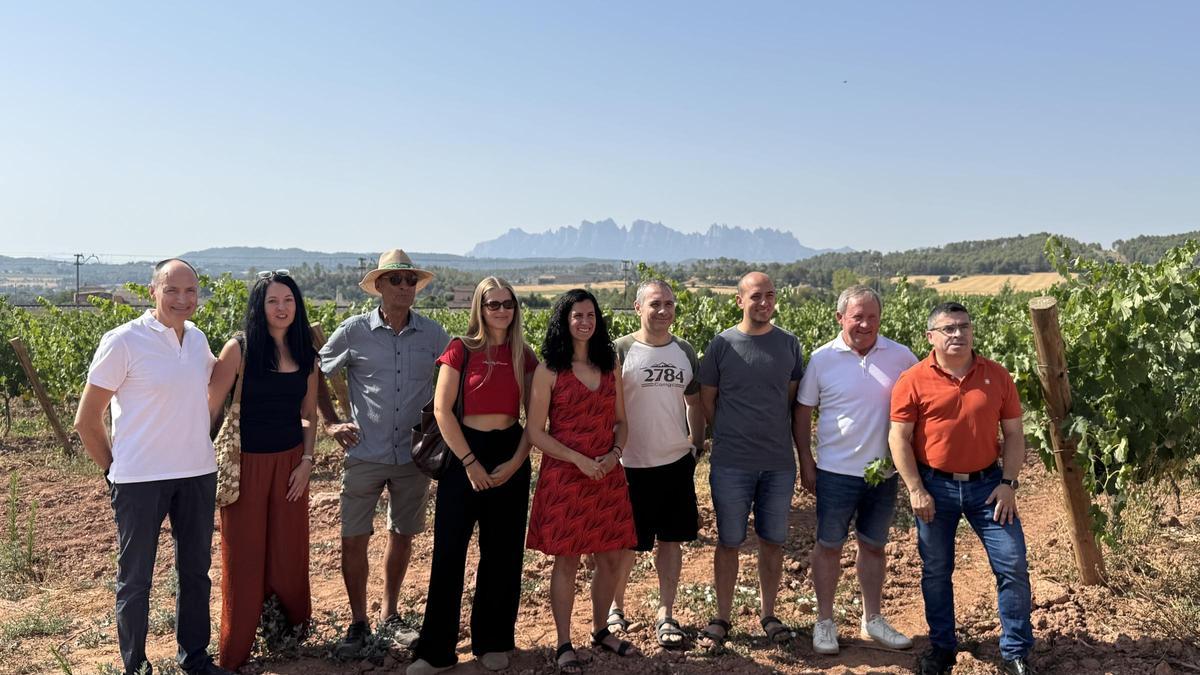 Figures representatives del Ajuntament a les vinyes de la Torres Lluvià