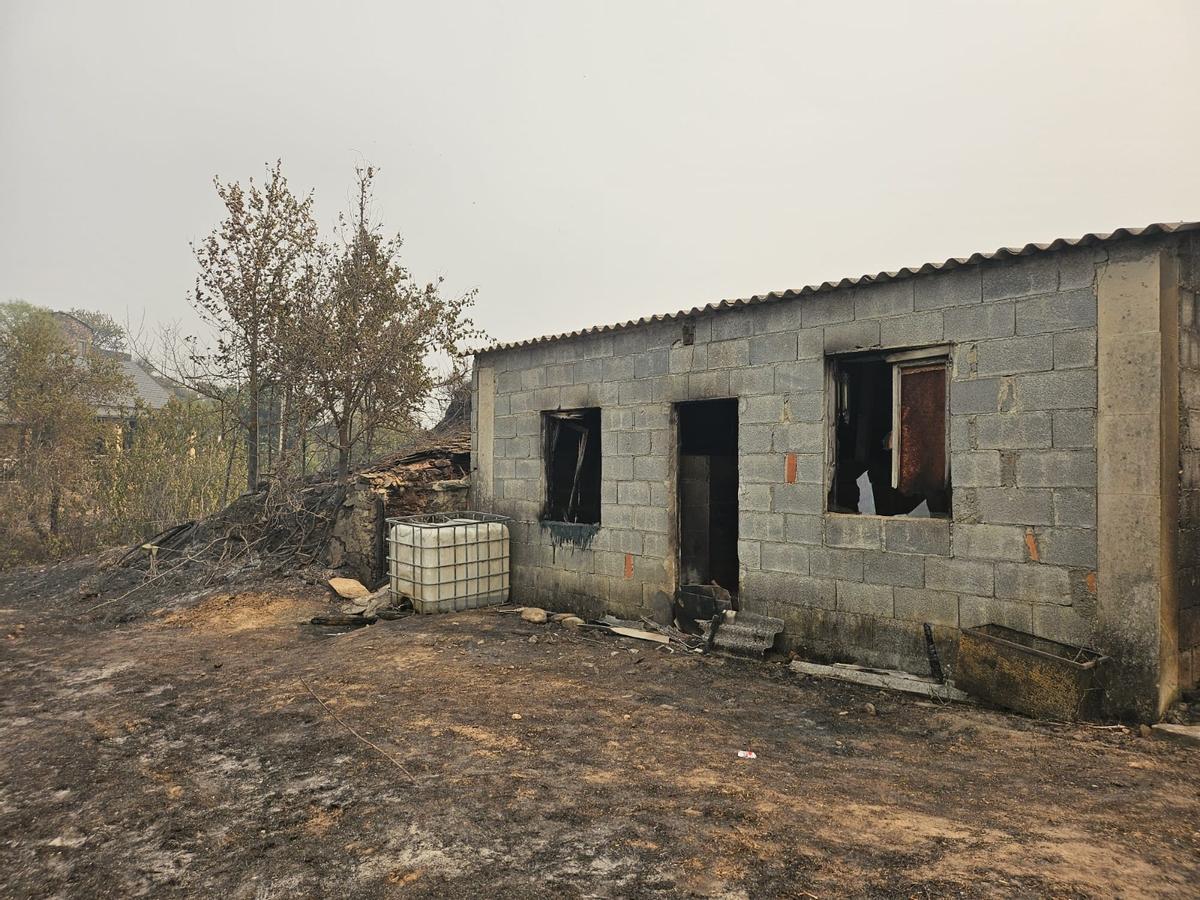 Así ha quedado la aldea de Santa María, en Petín, tras el paso, este viernes, del gran incendio forestal de Valdeorras.