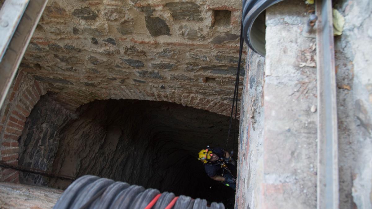 Los bomberos  inspeccionan dos pozos en la Alcazaba y Gibralfaro. Foto: Alejandro Santana Almendro