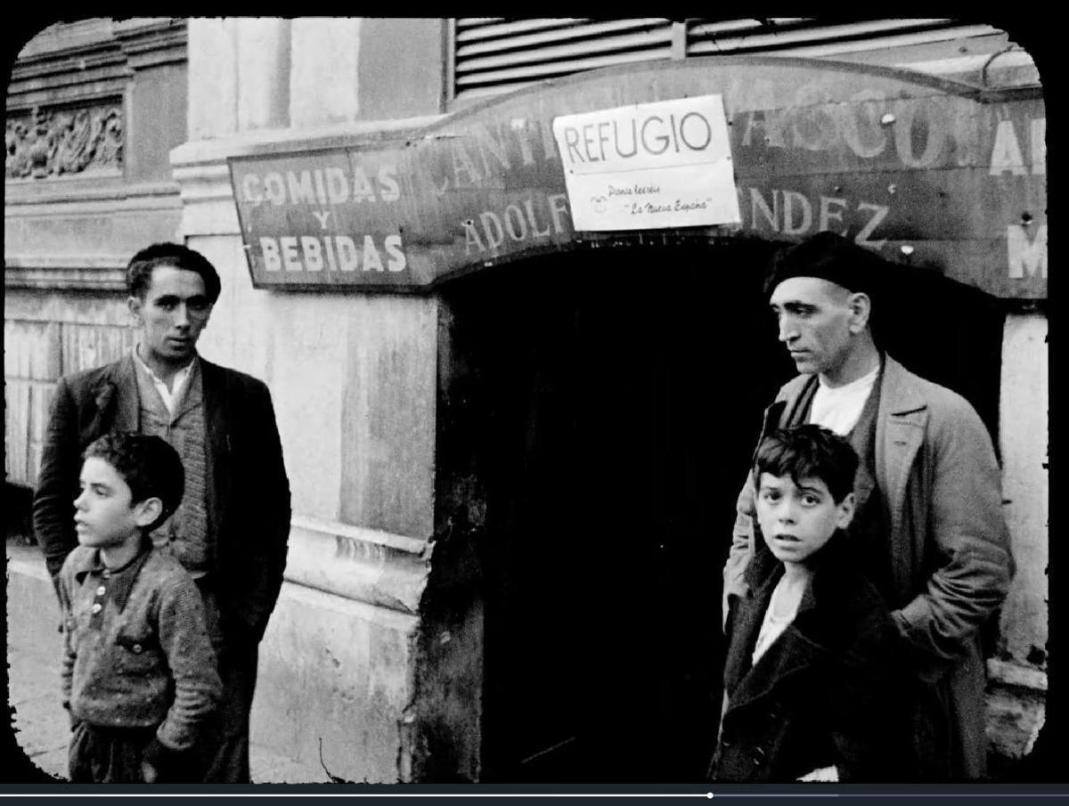 Anuncio, en un céntrico refugio de Oviedo, en la calle Jovellanos, en 1936, de la inminente salida del primer número de La Nueva España.