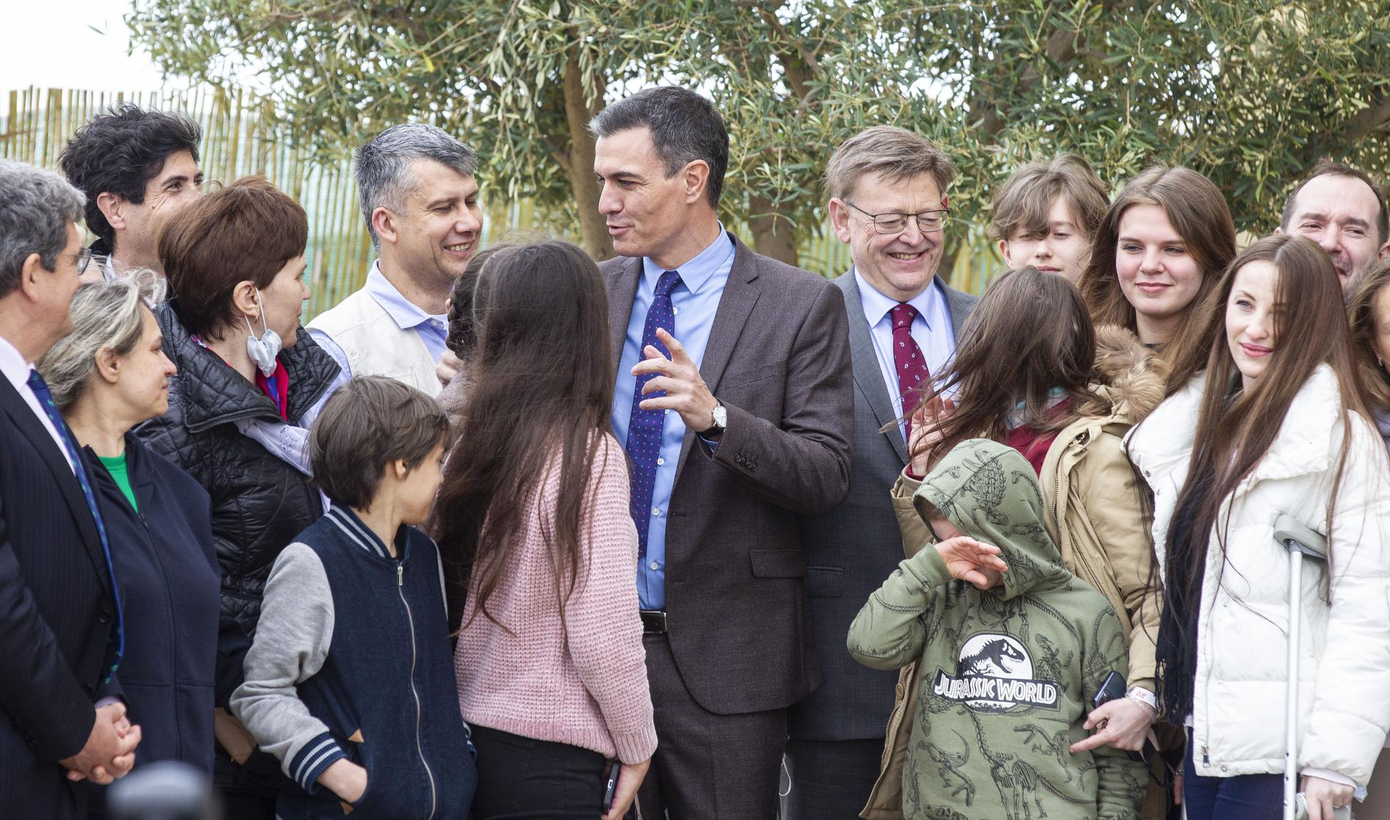 Visita del presidente del Gobierno, Pedro Sánchez, al centro de refugiados de Ciudad de la Luz