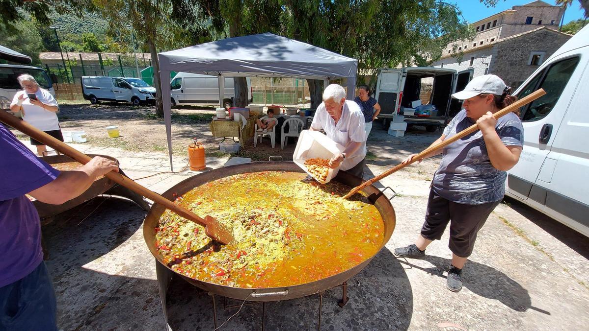 Freiwillige kümmern sich rührend um die hungrigen Rentner. Freiwillige kümmern sich rührend um die hungrigen Rentner.