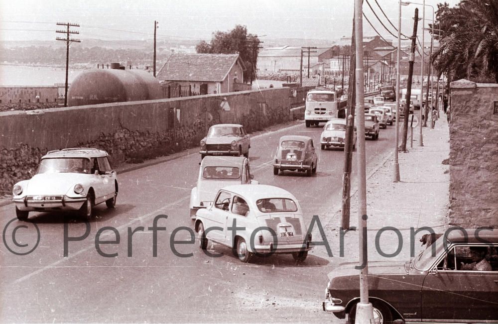 Así era el tráfico en la ciudad de Alicante en los años 60 y 70 en pleno verano