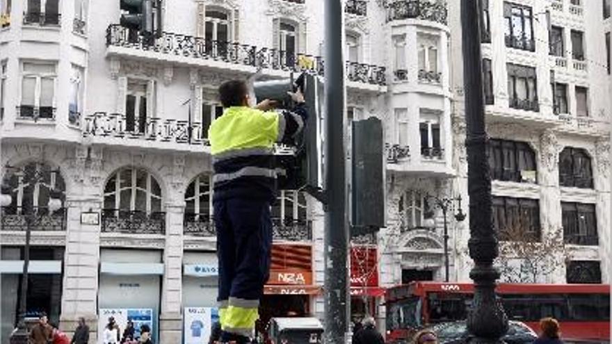 Un técnico arregla un semáforo en la calle Marqués de Sotelo de Valencia.