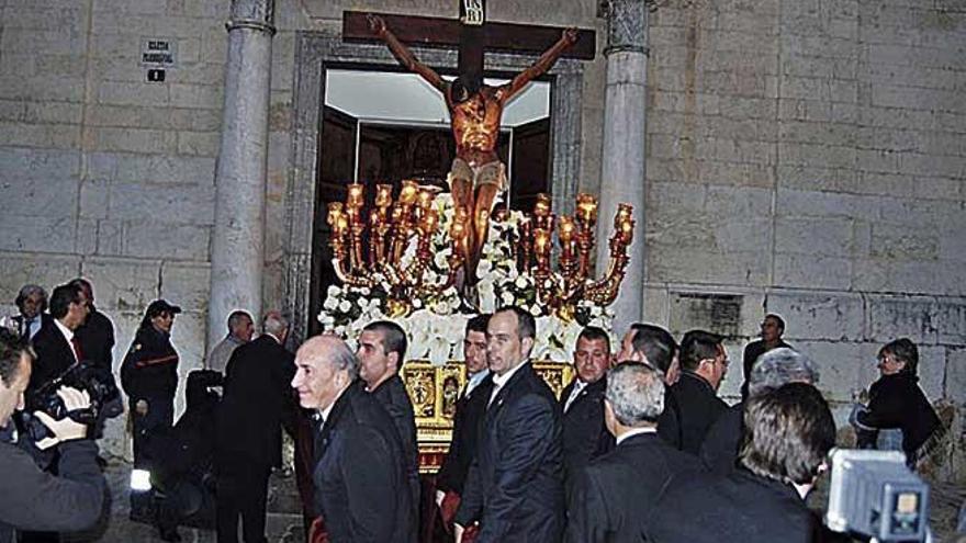 Portadores sacando la venerada imagen de la iglesia.