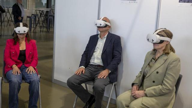 El presidente del Consell de Eivissa, Vicent Marí, y las conselleras Carolina Escandell y Pepita Torres, con las gafas de realidad virtual.