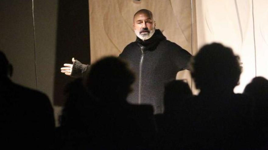 El artista Antón Lopo, durante la performance &quot;Lampíricos&quot;, en el MARCO de Vigo. // José Lores