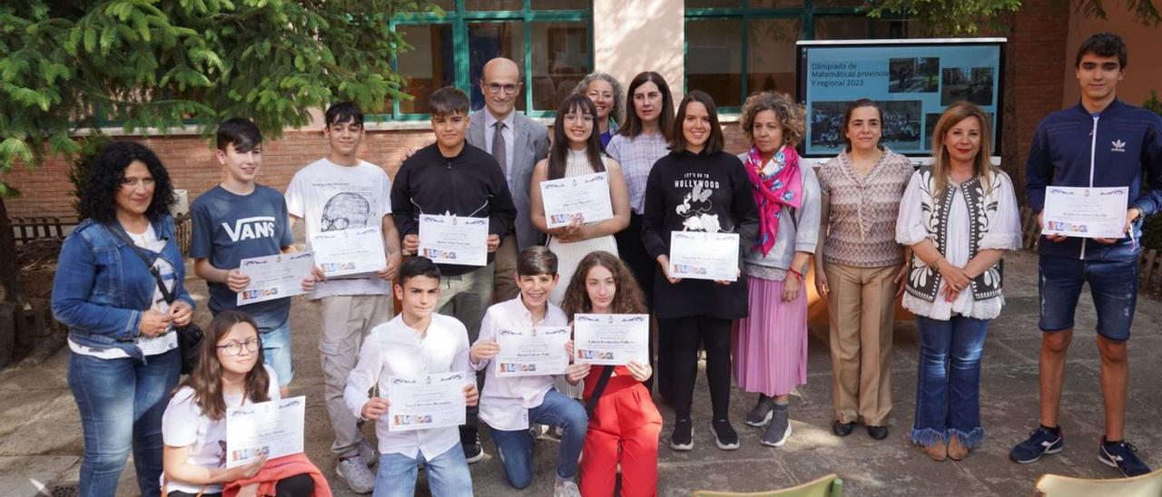 El director provincial de Educación posa con alumnos y profesores del programa Estalmat. | Jose Luis Fernández