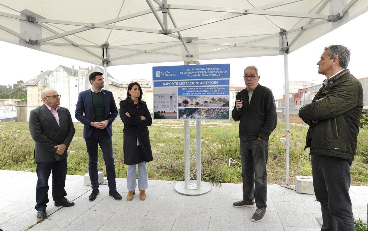 Imagen del acto de presentación organizado ante los terrenos en los que construirán las viviendas. | BERNABÉ/JAVIER LALÍN