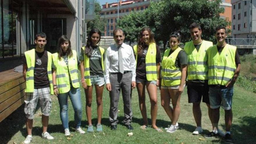 El alcalde de Porriño junto a siete de los ocho voluntarios de Porriño.  // D.P.