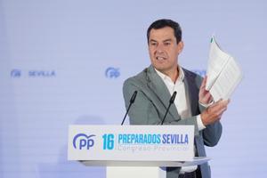 El presidente de la Junta de Andalucía, Juanma Moreno, en el congreso extraordinario del PP de Sevilla.