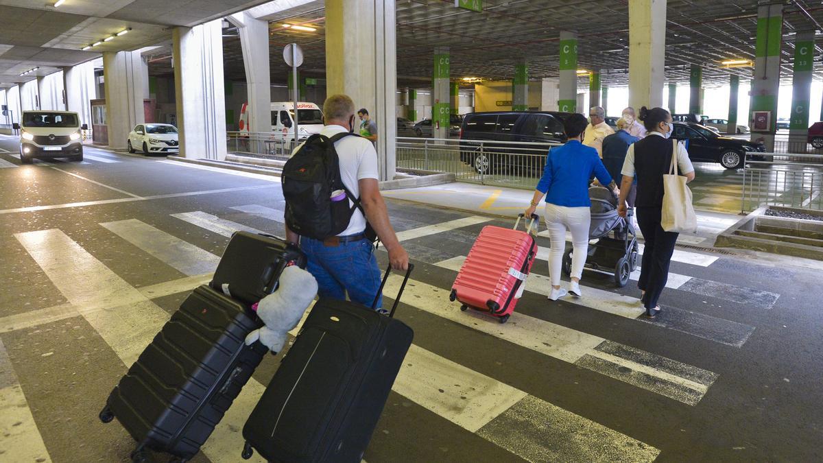 Llegada de pasajeros al aeropuerto de Gran Canaria.