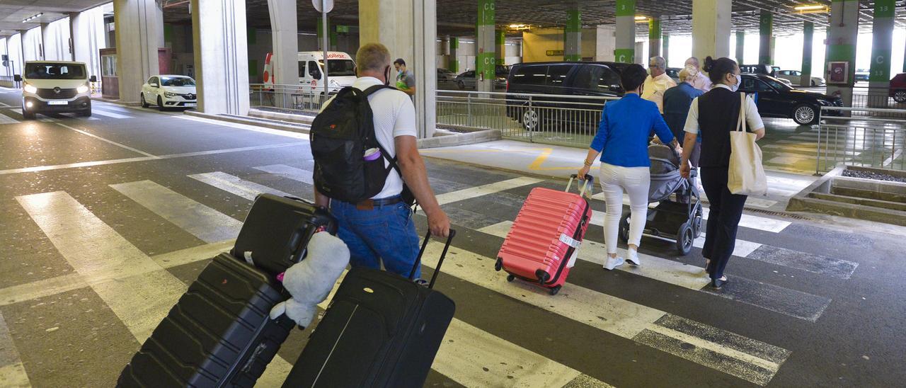 Llegada de pasajeros al aeropuerto de Gran Canaria.