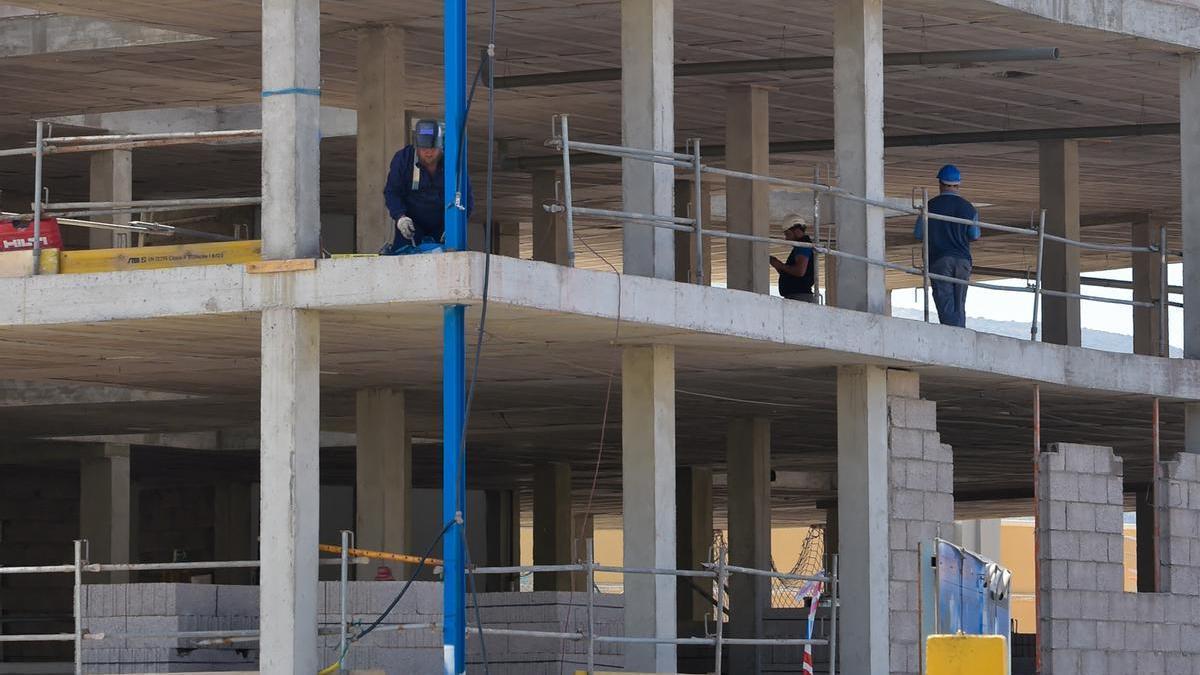 La falta de nuevas viviendas y el aumento de la demanda han complicado el acceso a la compra de una casa en Canarias