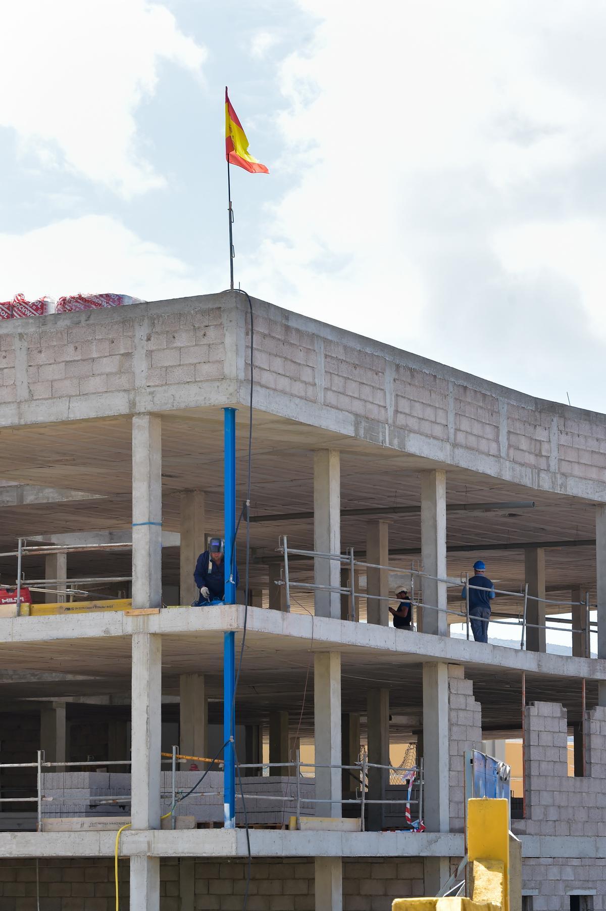 Obreros durante la construcción de viviendas en Canarias.