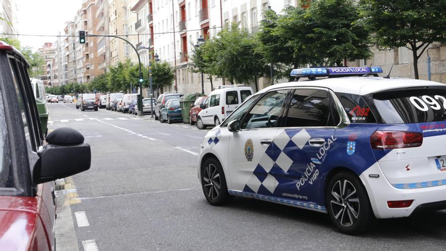 Un vehículo de Policía Local de Vigo patrullando por la ciudad.