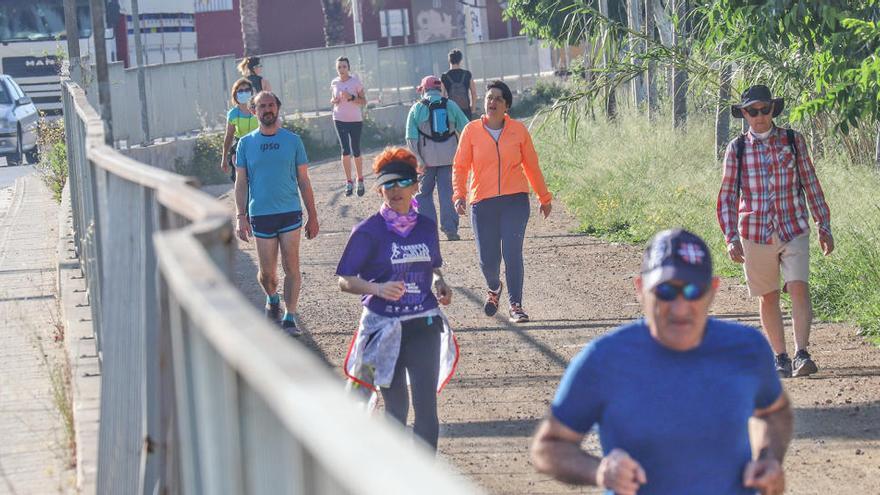 Imagen de la mota del río Segura a primera hora de la mañana empleada para paseos y práctica de deporte/ Foto Tony Sevilla.